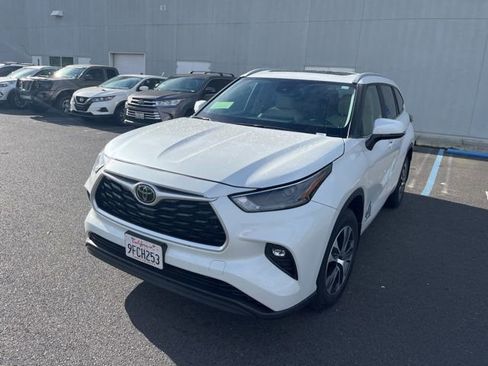 Used 2023 Toyota Highlander XLE image 3