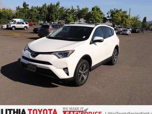 Used 2017 Toyota RAV4 XLE AWD/4WD image 1