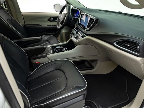 Used 2022 Chrysler Pacifica Limited image 34