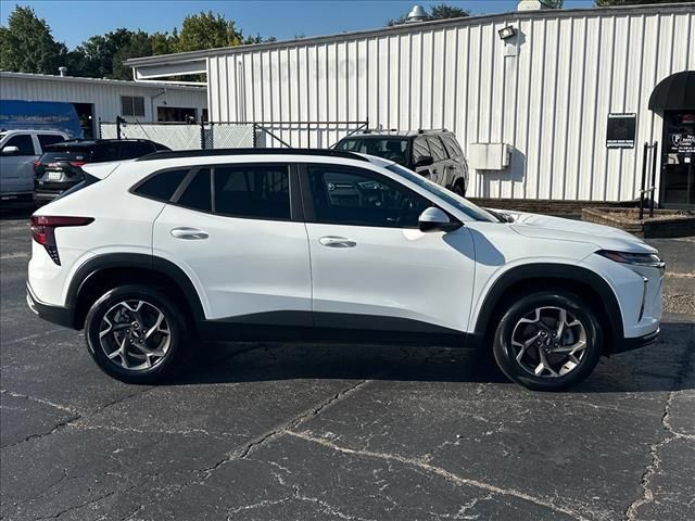 Used 2025 Chevrolet Trax LT w/ Driver Confidence Package FWD image 13