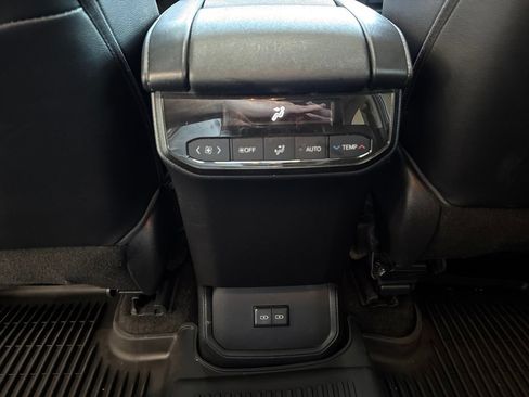 Used 2023 Toyota Highlander XLE FWD image 13