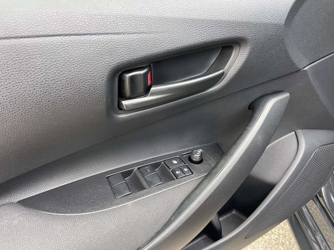 Used 2025 Toyota Corolla LE FWD image 11