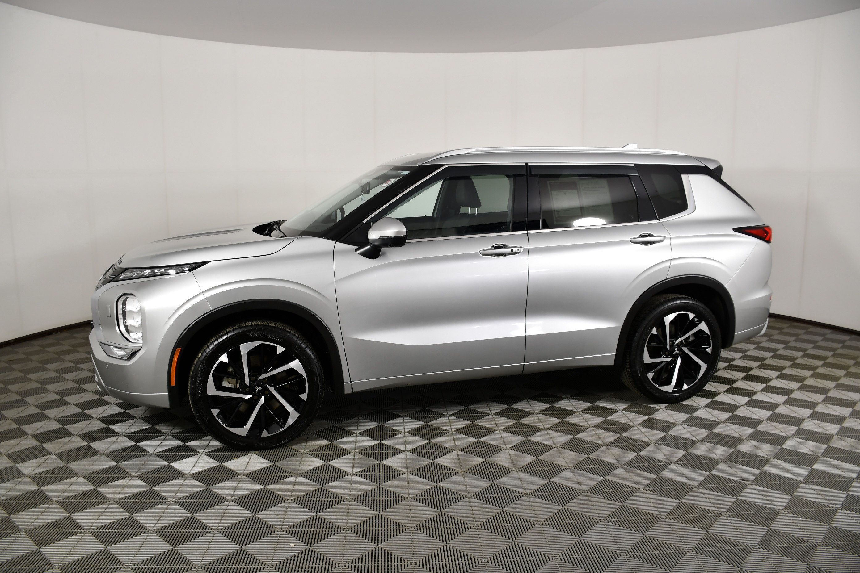 Used 2024 Mitsubishi Outlander SEL AWD/4WD image 8