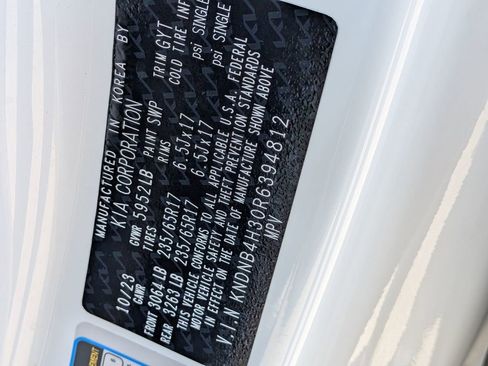 Used 2024 Kia Carnival LX image 32