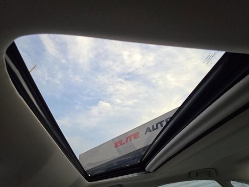 Used 2018 Toyota Avalon Limited image 29