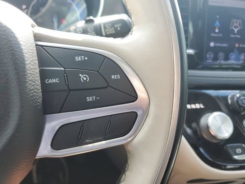 Used 2019 Chrysler Pacifica Limited w/ Tire & Wheel Group FWD image 23