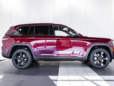 New 2025 Jeep Grand Cherokee Limited w/ Luxury Tech Group II image 3