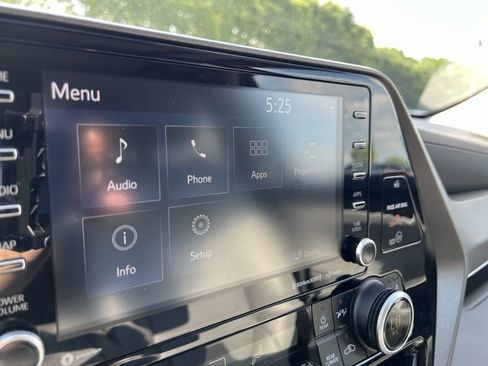 Used 2021 Toyota Highlander XLE AWD/4WD image 14