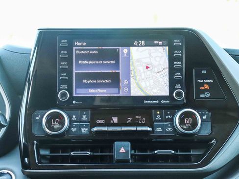 Used 2022 Toyota Highlander XLE AWD/4WD image 17
