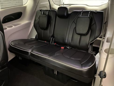 Certified 2024 Chrysler Pacifica Limited image 27