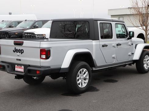Used 2023 Jeep Gladiator Sport image 5