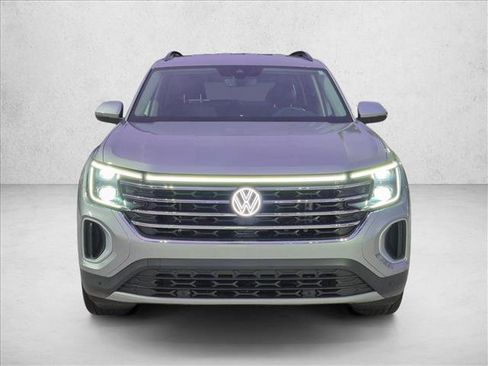 Used 2024 Volkswagen Atlas SE w/ Black Wheel Package FWD image 2