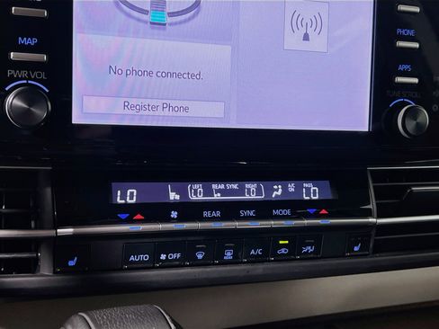 Used 2024 Toyota Sienna XLE FWD image 26