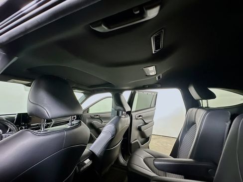 Used 2024 Toyota Highlander XSE FWD image 13