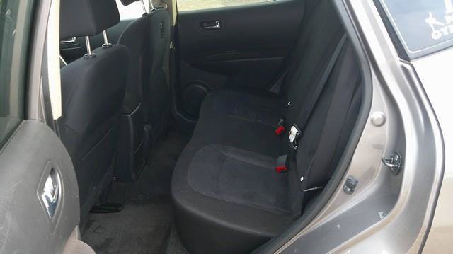 Used 2015 Nissan Rogue S w/ Convenience Package AWD/4WD image 9