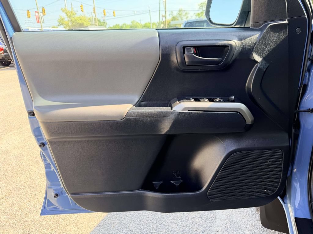 Used 2019 Toyota Tacoma SR5 AWD/4WD image 17