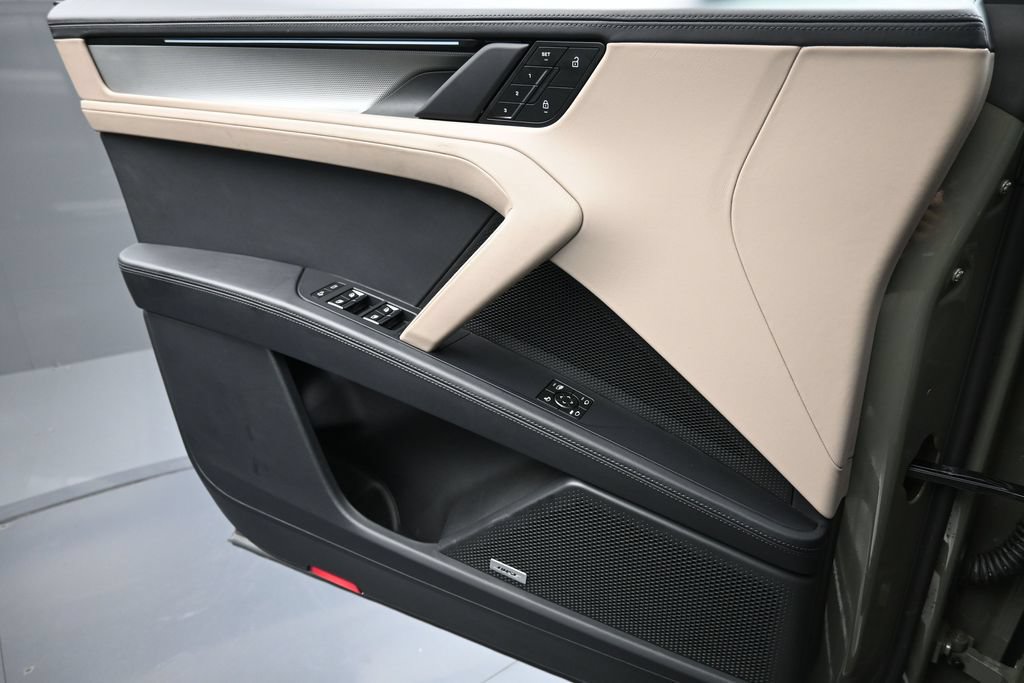 Certified 2026 Porsche Cayenne Electric AWD/4WD image 23