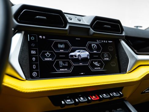 Used 2025 Lamborghini Urus SE AWD/4WD image 56
