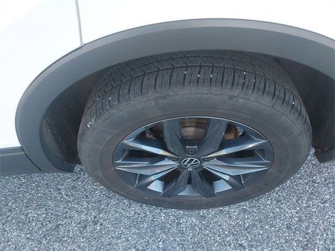 Used 2022 Volkswagen Tiguan SE image 10