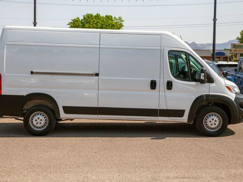 Used 2025 RAM ProMaster 2500 w/ Convenience Group FWD image 3