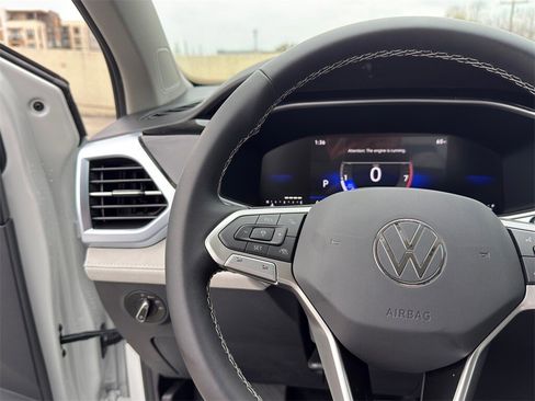 New 2026 Volkswagen Taos SE image 15
