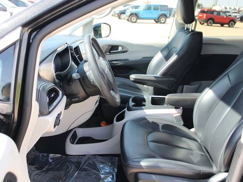 Used 2024 Chrysler Pacifica Limited FWD image 6