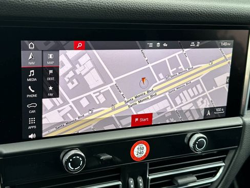 Certified 2025 Porsche Macan AWD/4WD image 22