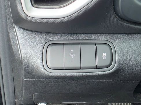 Used 2025 Hyundai Venue SEL FWD image 12