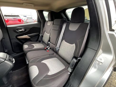 Used 2017 Jeep Cherokee Sport image 18