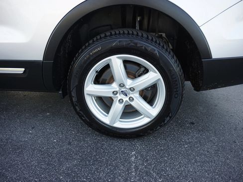 Used 2017 Ford Explorer XLT AWD/4WD image 29