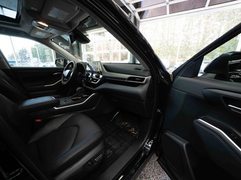 Used 2025 Toyota Highlander XLE image 26