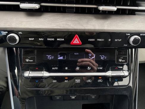 Used 2023 Kia Carnival EX image 16