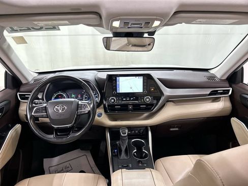 Used 2021 Toyota Highlander XLE AWD/4WD image 19