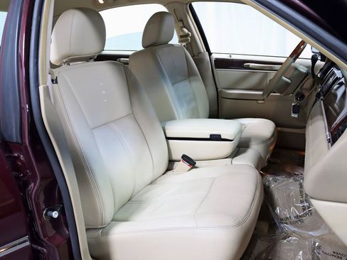 Used 2010 Lincoln Town Car Signature Limited RWD image 21