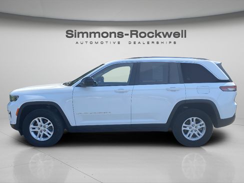 Used 2023 Jeep Grand Cherokee Laredo AWD/4WD image 2