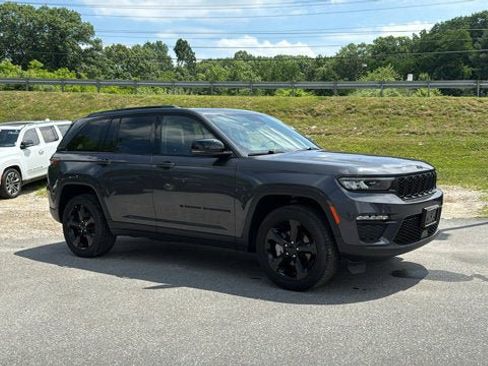 Certified 2023 Jeep Grand Cherokee Limited w/ Black Appearance Package AWD/4WD image 2