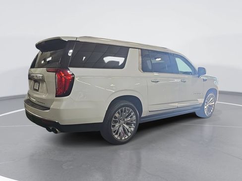 Used 2022 GMC Yukon XL Denali w/ Denali Ultimate Package AWD/4WD image 3