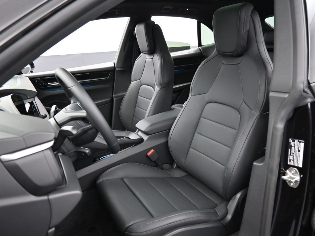 Certified 2025 Porsche Macan 4S Electric AWD/4WD image 5