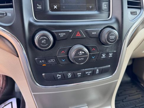 Used 2017 Jeep Grand Cherokee Laredo w/ Quick Order Package 23E AWD/4WD image 32