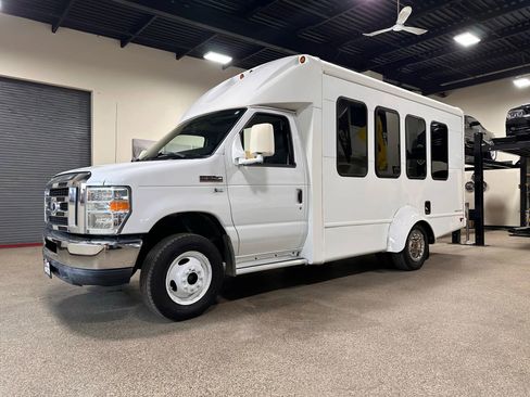 Used 2015 Ford E-350 and Econoline 350 Super Duty image 2