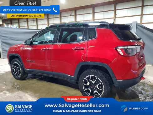 Used 2025 Jeep Compass Trailhawk image 3
