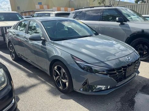 Used 2023 Hyundai Elantra Limited w/ Preferred Accessory Package FWD image 10