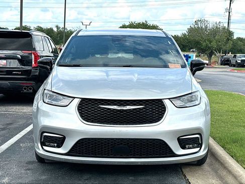 Used 2026 Chrysler Pacifica Select FWD image 2