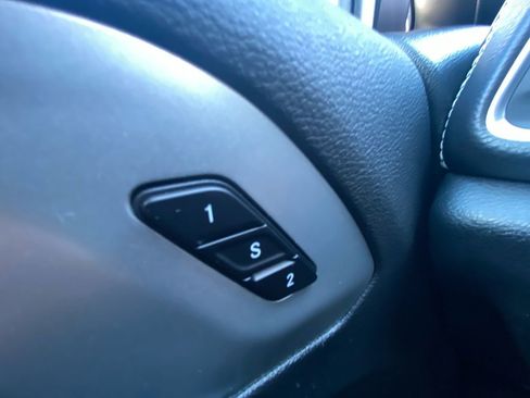 Used 2025 Chrysler Pacifica Limited FWD image 22