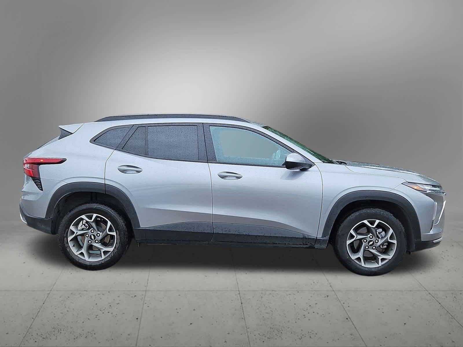 Used 2025 Chevrolet Trax LT FWD image 6