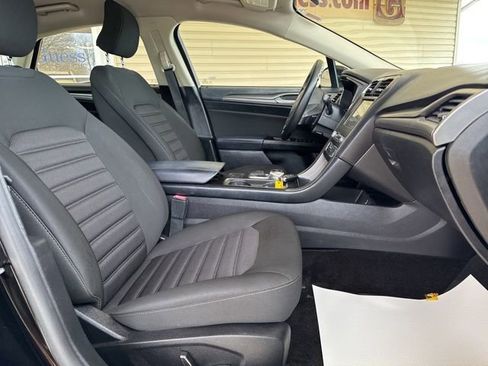Used 2017 Ford Fusion SE w/ Fusion SE Technology Package image 19