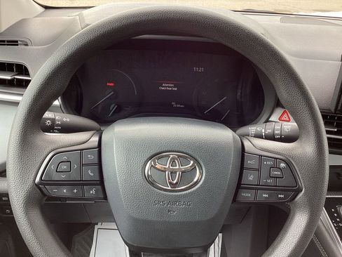 Used 2025 Toyota Sienna LE image 27