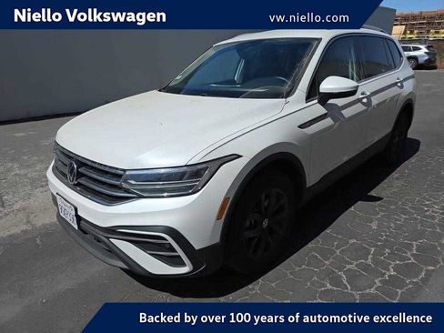 Used 2023 Volkswagen Tiguan SE FWD image 1