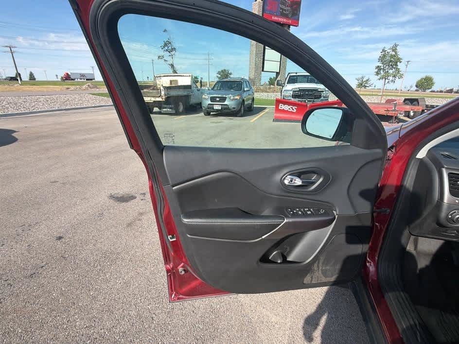 Used 2019 Jeep Cherokee Latitude Plus w/ Cold Weather Group AWD/4WD image 10