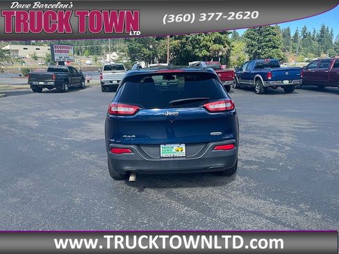 Used 2018 Jeep Cherokee Latitude Plus AWD/4WD image 4